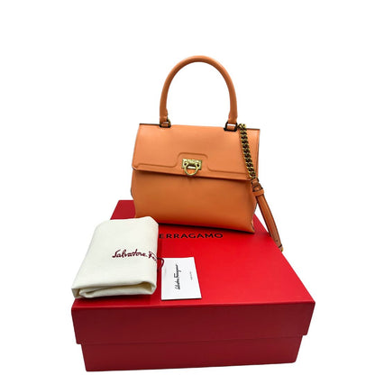 Borsa Salvatore Ferragamo in pelle color albicocca con parti metalliche dorate; munita di un manico stondato e una tracolla amovibile e regolabile. Completa di corredo, di lusso, originale, ottime condizioni. 