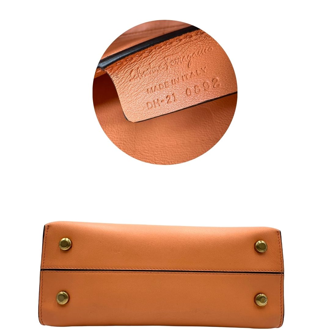 base Borsa Salvatore Ferragamo in pelle color albicocca con parti metalliche dorate; munita di un manico stondato e una tracolla amovibile e regolabile. Completa di corredo, di lusso, originale, ottime condizioni. 