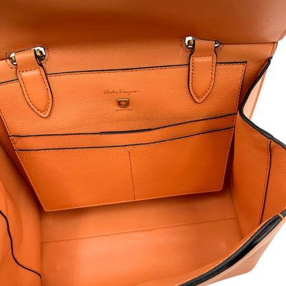 interno Borsa Salvatore Ferragamo in pelle color albicocca con parti metalliche dorate; munita di un manico stondato e una tracolla amovibile e regolabile. Completa di corredo, di lusso, originale, ottime condizioni. 