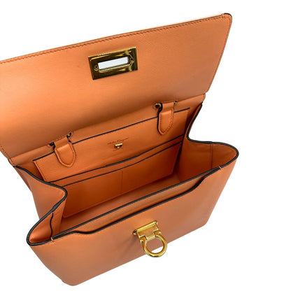 interno Borsa Salvatore Ferragamo in pelle color albicocca con parti metalliche dorate; munita di un manico stondato e una tracolla amovibile e regolabile. Completa di corredo, di lusso, originale, ottime condizioni. 