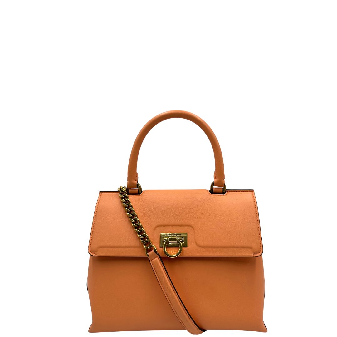 front Borsa Salvatore Ferragamo in pelle color albicocca con parti metalliche dorate; munita di un manico stondato e una tracolla amovibile e regolabile. Completa di corredo, di lusso, originale, ottime condizioni. 