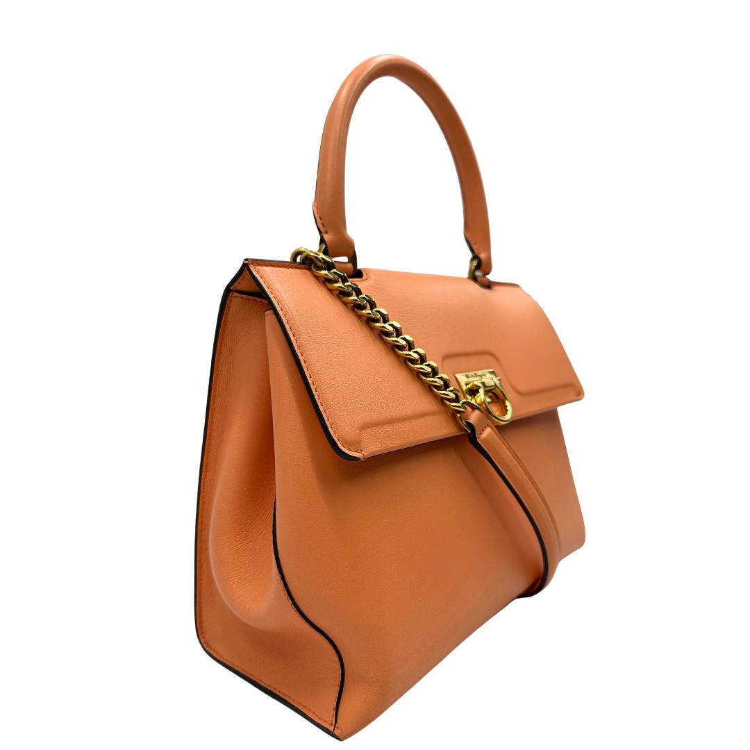 lato Borsa Salvatore Ferragamo in pelle color albicocca con parti metalliche dorate; munita di un manico stondato e una tracolla amovibile e regolabile. Completa di corredo, di lusso, originale, ottime condizioni. 