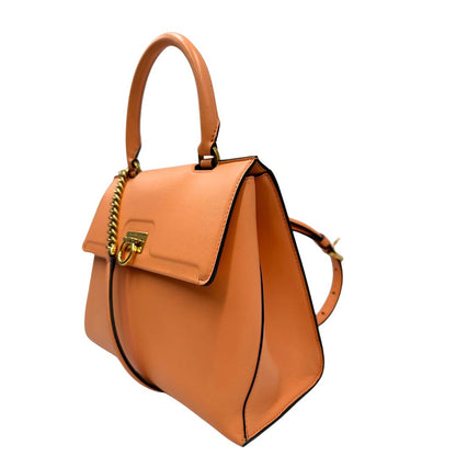 lato Borsa Salvatore Ferragamo in pelle color albicocca con parti metalliche dorate; munita di un manico stondato e una tracolla amovibile e regolabile. Completa di corredo, di lusso, originale, ottime condizioni. 