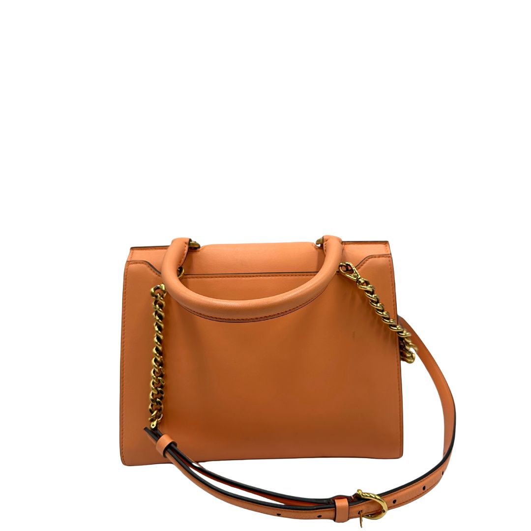 retro Borsa Salvatore Ferragamo in pelle color albicocca con parti metalliche dorate; munita di un manico stondato e una tracolla amovibile e regolabile. Completa di corredo, di lusso, originale, ottime condizioni. 