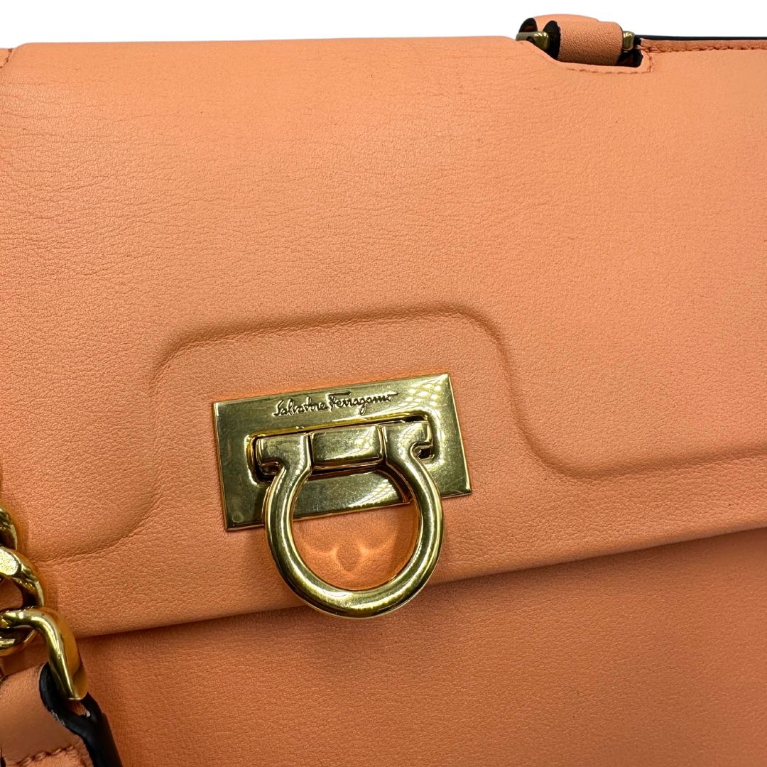 chiusura Borsa Salvatore Ferragamo in pelle color albicocca con parti metalliche dorate; munita di un manico stondato e una tracolla amovibile e regolabile. Completa di corredo, di lusso, originale, ottime condizioni. 