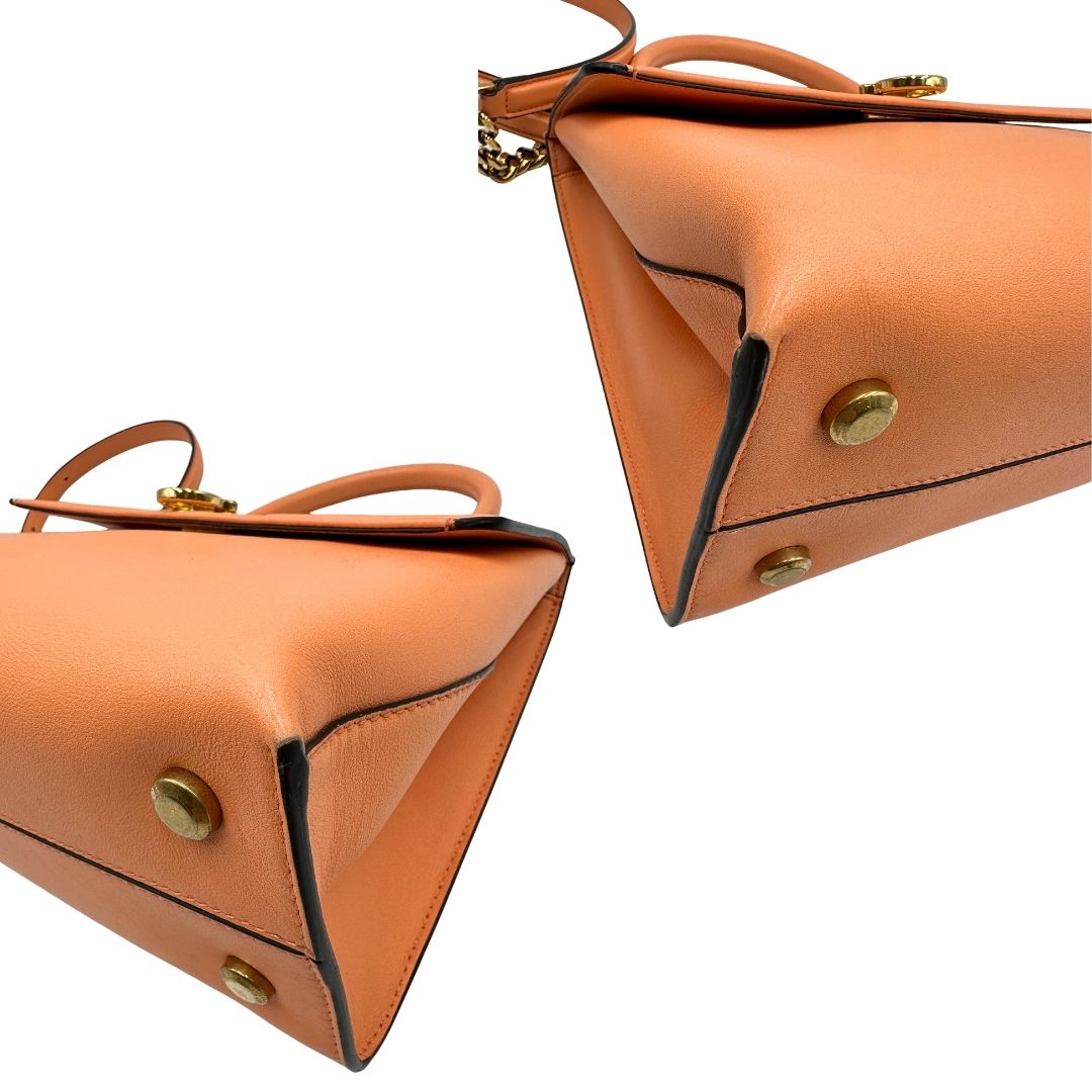 angoli Borsa Salvatore Ferragamo in pelle color albicocca con parti metalliche dorate; munita di un manico stondato e una tracolla amovibile e regolabile. Completa di corredo, di lusso, originale, ottime condizioni. 