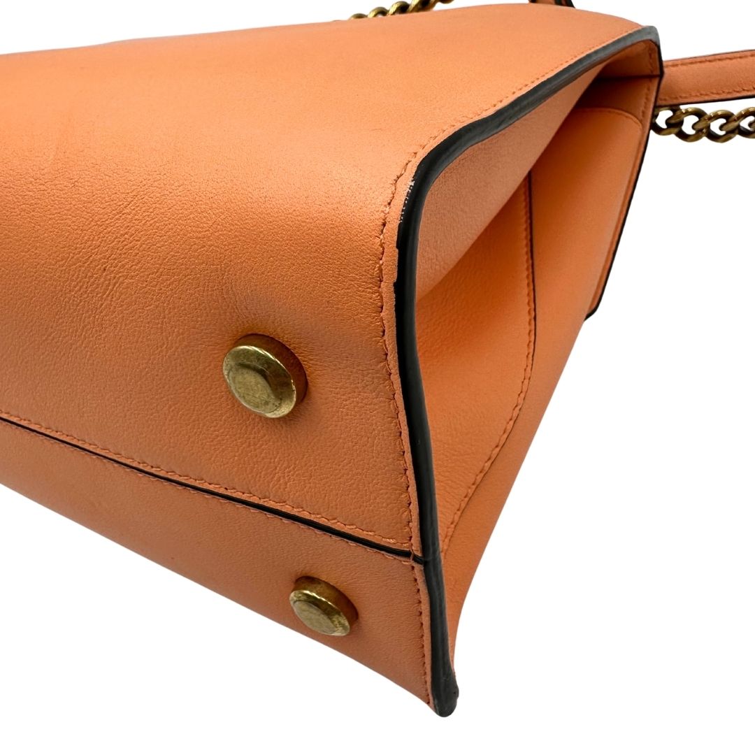 angolo Borsa Salvatore Ferragamo in pelle color albicocca con parti metalliche dorate; munita di un manico stondato e una tracolla amovibile e regolabile. Completa di corredo, di lusso, originale, ottime condizioni. 