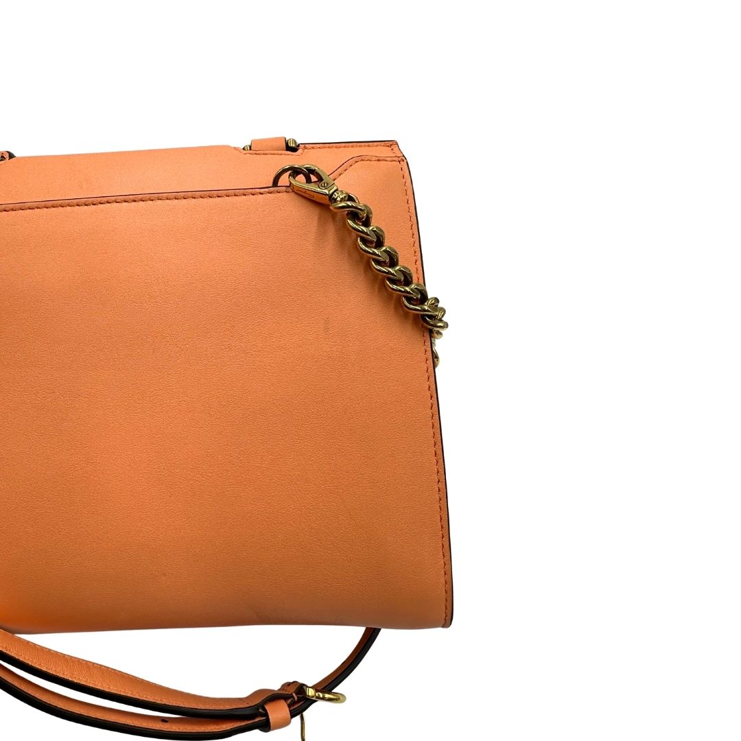 retro Borsa Salvatore Ferragamo in pelle color albicocca con parti metalliche dorate; munita di un manico stondato e una tracolla amovibile e regolabile. Completa di corredo, di lusso, originale, ottime condizioni. 