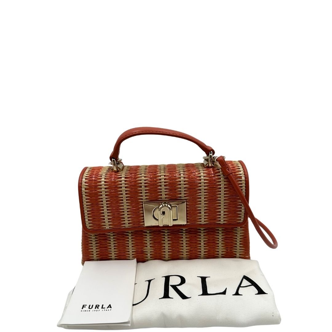 Borsa Furla in rafia color salmone e beige, finiture in pelle e parti metalliche oro chiaro; munita di un manico singolo e una tracolla amovibile. Completa di dustbag, di lusso, originale, eccellenti condizioni.  