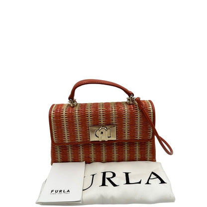 Borsa Furla in rafia color salmone e beige, finiture in pelle e parti metalliche oro chiaro; munita di un manico singolo e una tracolla amovibile. Completa di dustbag, di lusso, originale, eccellenti condizioni.  