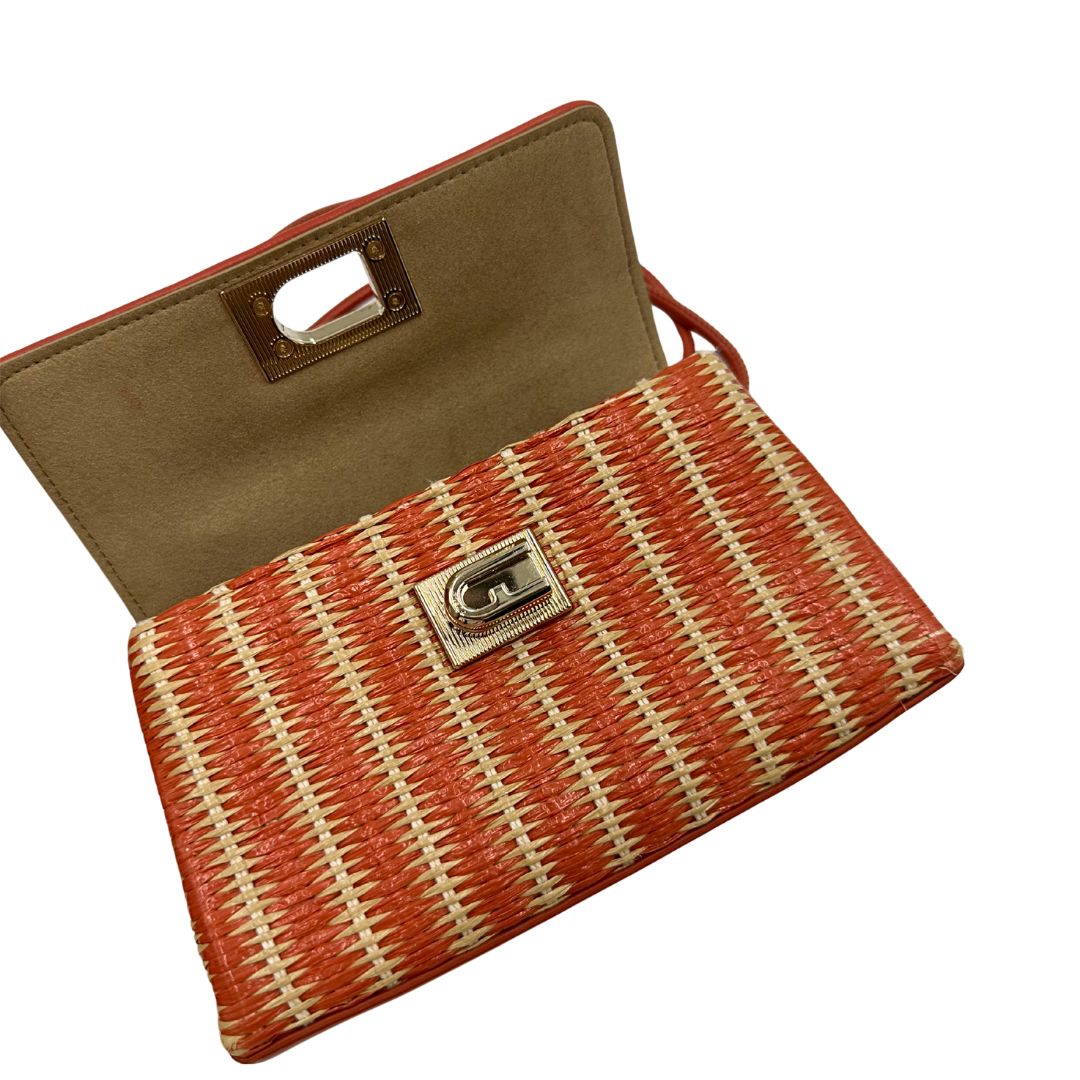 interno Borsa Furla in rafia color salmone e beige, finiture in pelle e parti metalliche oro chiaro; munita di un manico singolo e una tracolla amovibile. Completa di dustbag, di lusso, originale, eccellenti condizioni.  