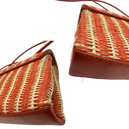 angoli Borsa Furla in rafia color salmone e beige, finiture in pelle e parti metalliche oro chiaro; munita di un manico singolo e una tracolla amovibile. Completa di dustbag, di lusso, originale, eccellenti condizioni.  