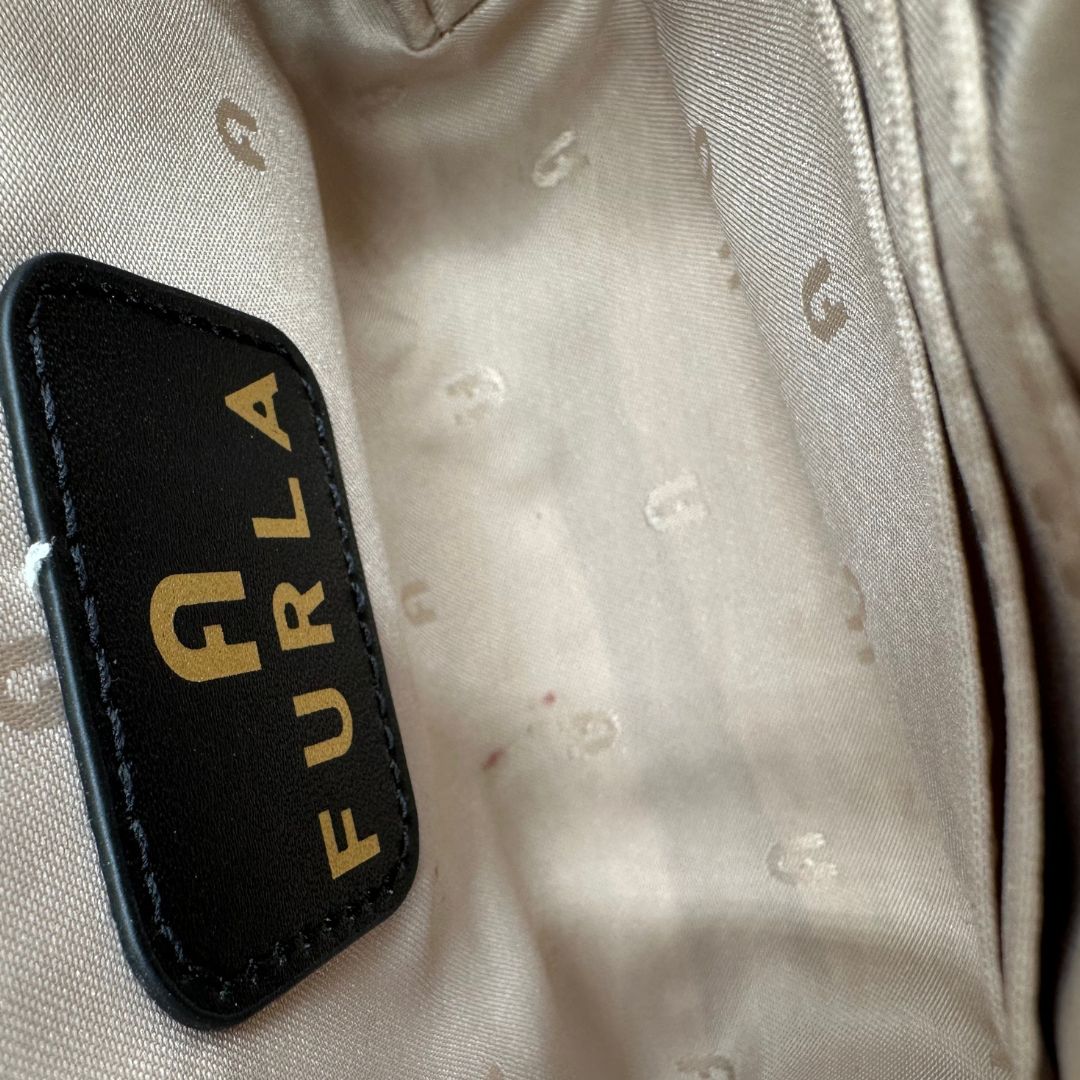 interno interno Borsa Furla in rafia color salmone e beige, finiture in pelle e parti metalliche oro chiaro; munita di un manico singolo e una tracolla amovibile. Completa di dustbag, di lusso, originale, eccellenti condizioni.   