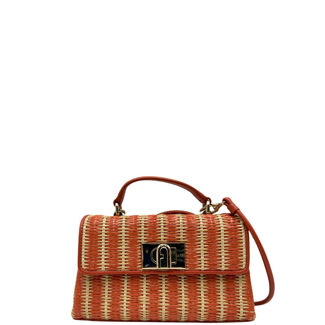 front  Borsa Furla in rafia color salmone e beige, finiture in pelle e parti metalliche oro chiaro; munita di un manico singolo e una tracolla amovibile. Completa di dustbag, di lusso, originale, eccellenti condizioni. 