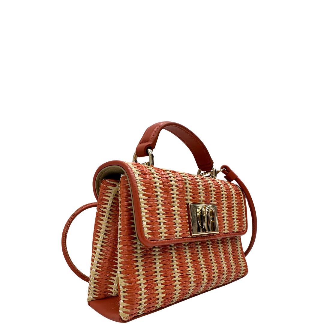 lato Borsa Furla in rafia color salmone e beige, finiture in pelle e parti metalliche oro chiaro; munita di un manico singolo e una tracolla amovibile. Completa di dustbag, di lusso, originale, eccellenti condizioni.  