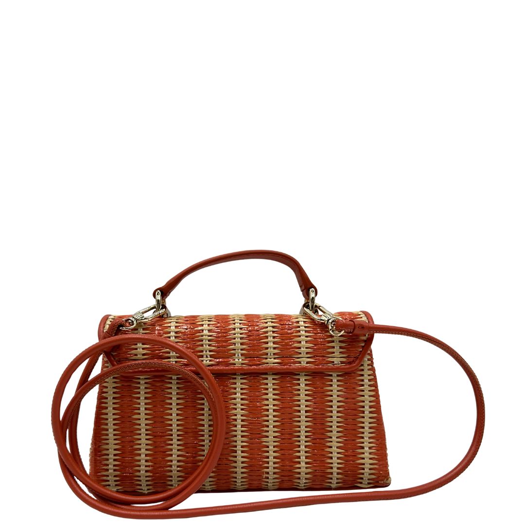 retro Borsa Furla in rafia color salmone e beige, finiture in pelle e parti metalliche oro chiaro; munita di un manico singolo e una tracolla amovibile. Completa di dustbag, di lusso, originale, eccellenti condizioni.  