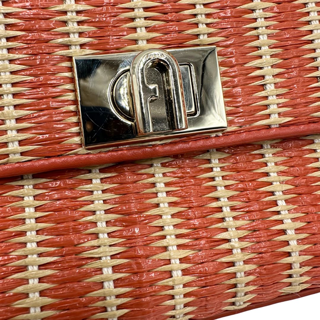 chiusura Borsa Furla in rafia color salmone e beige, finiture in pelle e parti metalliche oro chiaro; munita di un manico singolo e una tracolla amovibile. Completa di dustbag, di lusso, originale, eccellenti condizioni.  