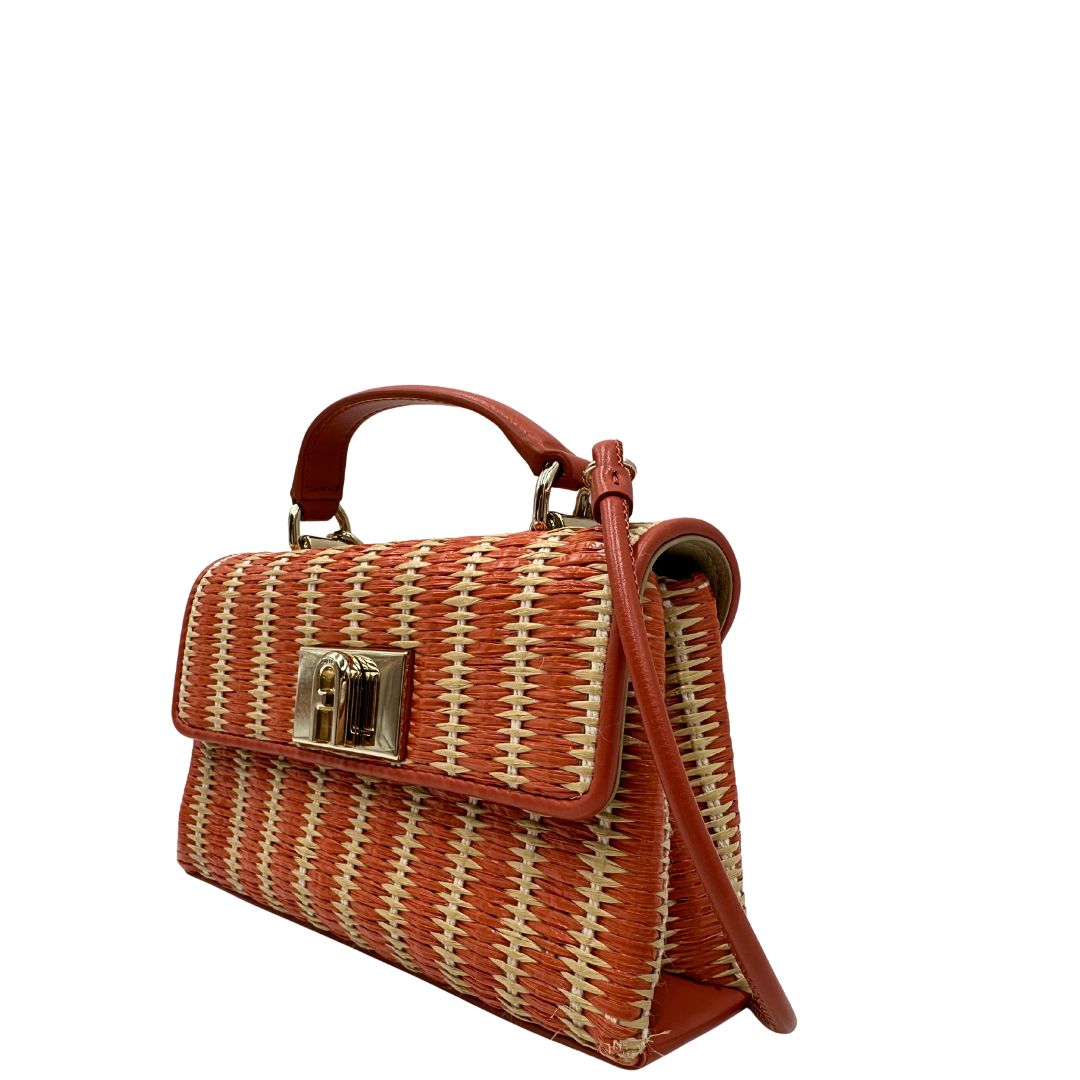 lato Borsa Furla in rafia color salmone e beige, finiture in pelle e parti metalliche oro chiaro; munita di un manico singolo e una tracolla amovibile. Completa di dustbag, di lusso, originale, eccellenti condizioni.  