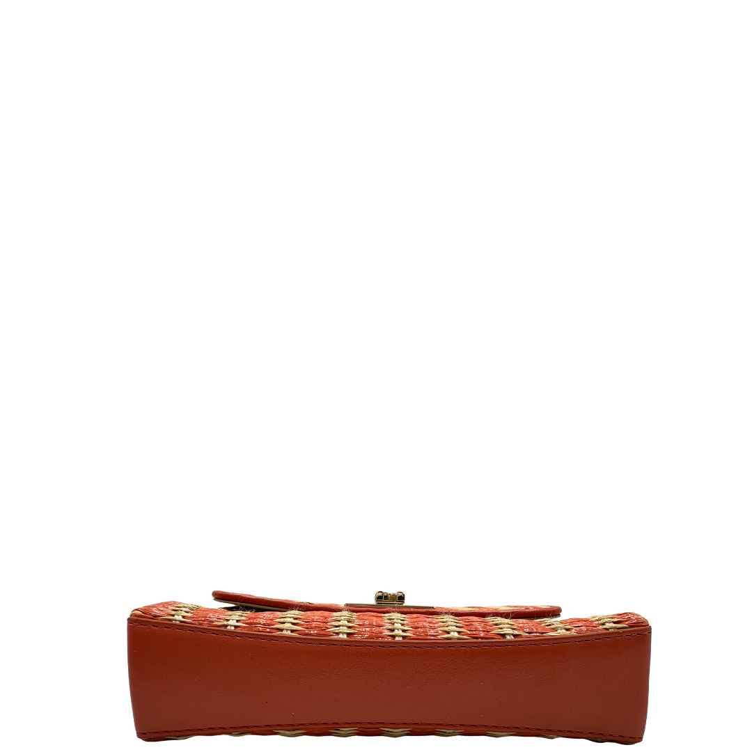 base Borsa Furla in rafia color salmone e beige, finiture in pelle e parti metalliche oro chiaro; munita di un manico singolo e una tracolla amovibile. Completa di dustbag, di lusso, originale, eccellenti condizioni.  