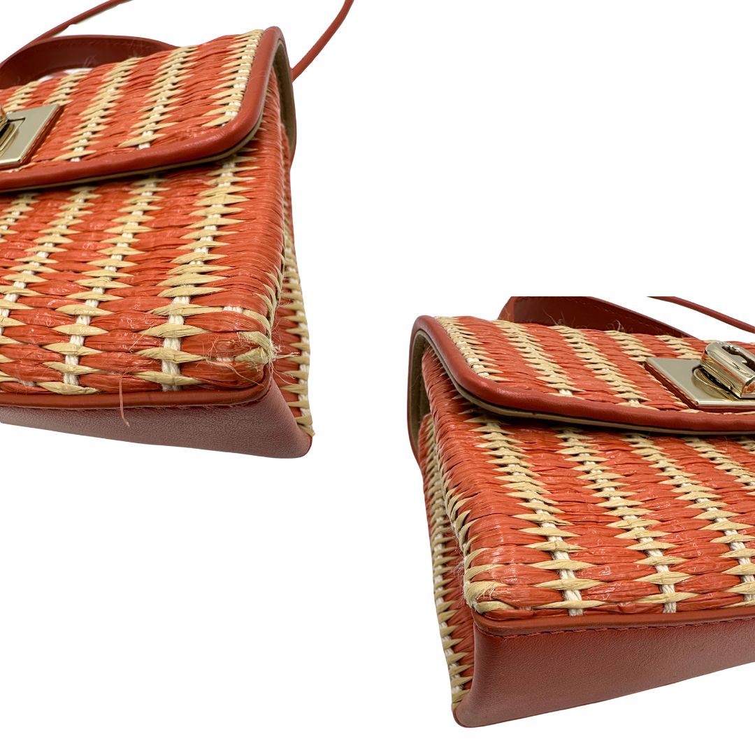 angoli  Borsa Furla in rafia color salmone e beige, finiture in pelle e parti metalliche oro chiaro; munita di un manico singolo e una tracolla amovibile. Completa di dustbag, di lusso, originale, eccellenti condizioni.  