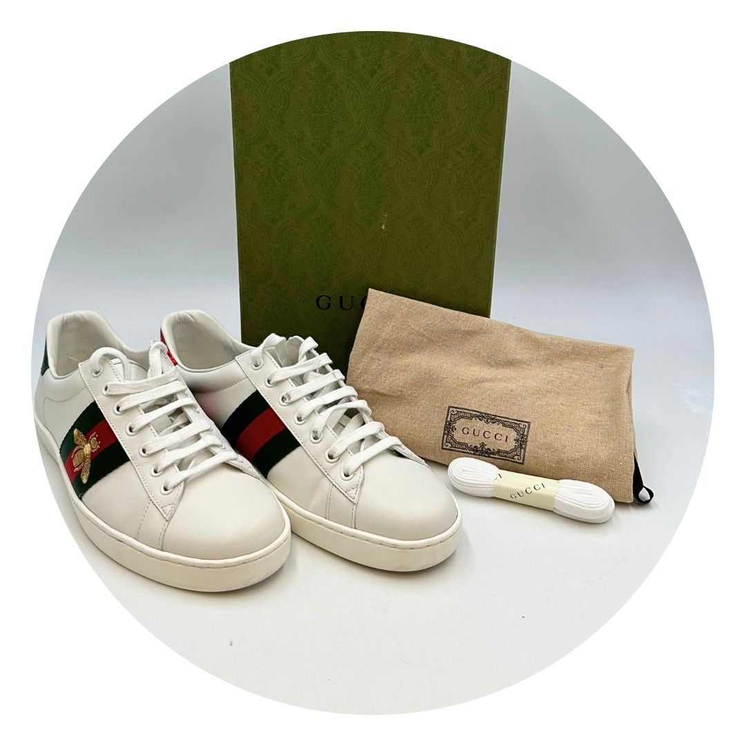  Scarpe Gucci in pelle bianca impreziosite da striscia Web verde e rossa. Complete di corredo, di lusso, originali, ottime condizioni.