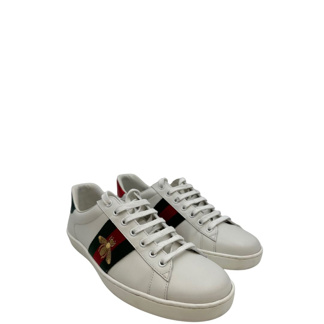  Scarpe Gucci in pelle bianca impreziosite da striscia Web verde e rossa. Complete di corredo, di lusso, originali, ottime condizioni.