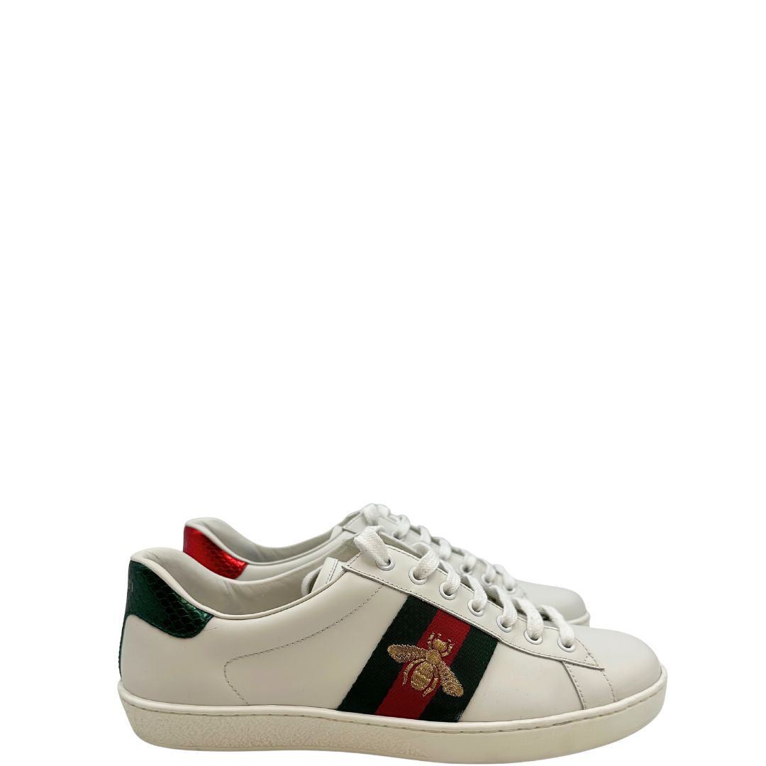  Scarpe Gucci in pelle bianca impreziosite da striscia Web verde e rossa. Complete di corredo, di lusso, originali, ottime condizioni.