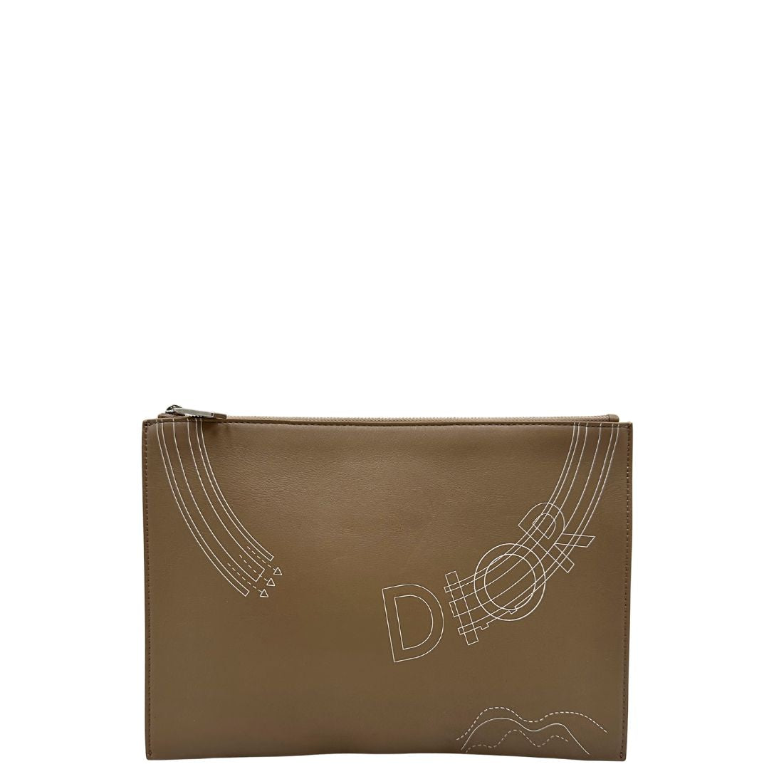 front Pochette in pelle color fango con parti metalliche argentate; da portare a mano, originale, ottime condizioni, usata. 