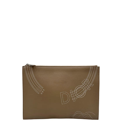 front Pochette in pelle color fango con parti metalliche argentate; da portare a mano, originale, ottime condizioni, usata. 