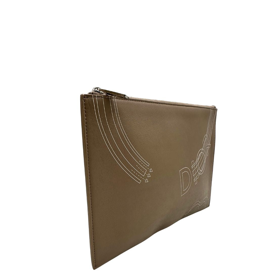 lato Pochette in pelle color fango con parti metalliche argentate; da portare a mano, originale, ottime condizioni, usata.