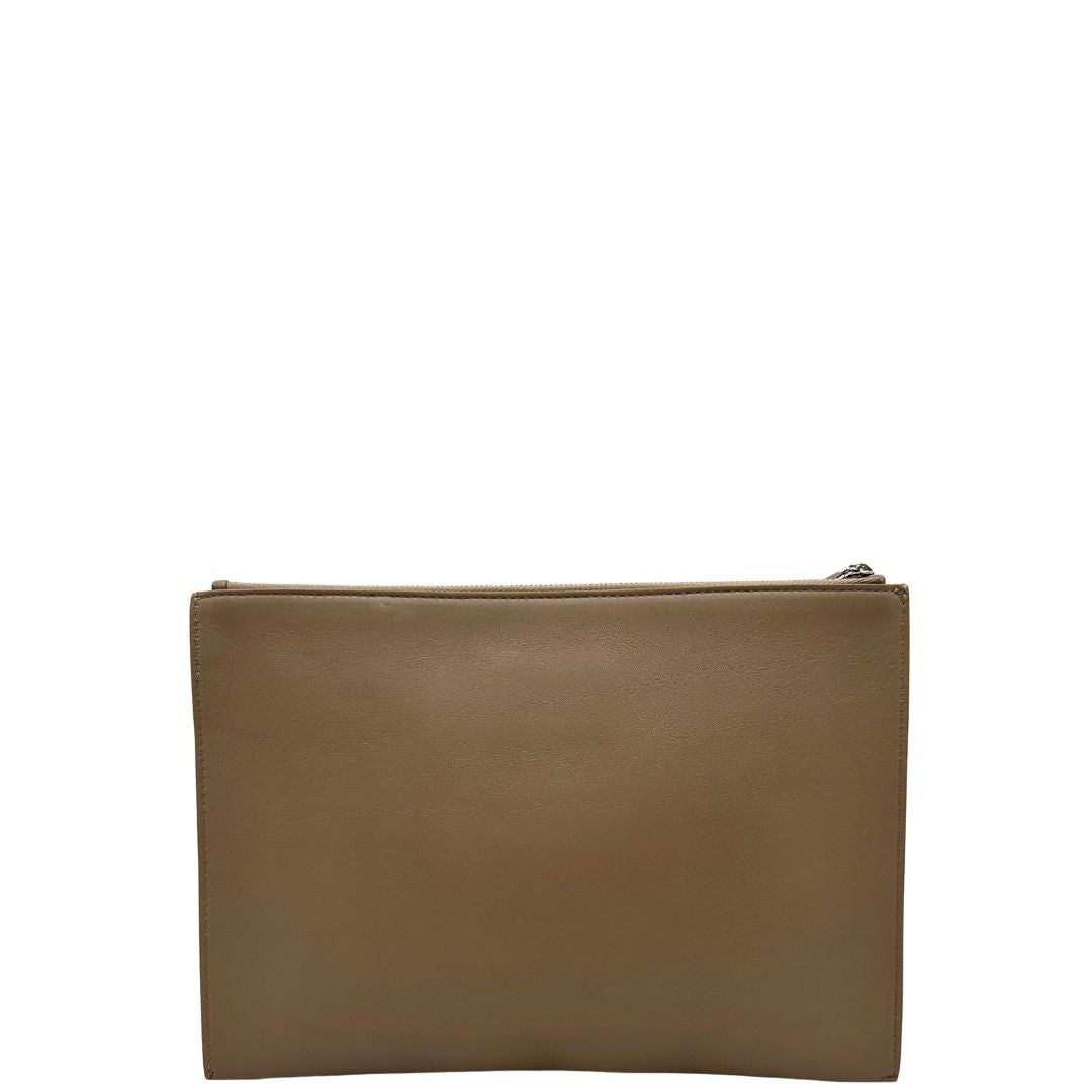 retro Pochette in pelle color fango con parti metalliche argentate; da portare a mano, originale, ottime condizioni, usata. 