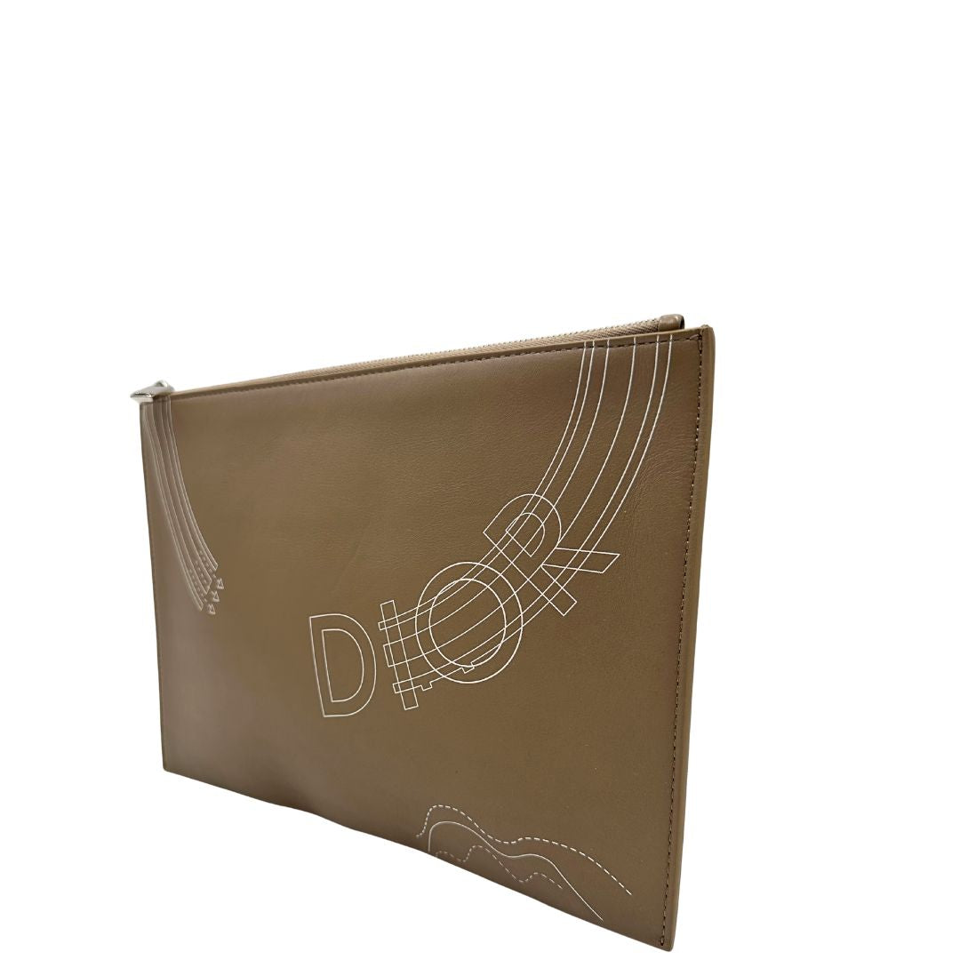 lato Pochette in pelle color fango con parti metalliche argentate; da portare a mano, originale, ottime condizioni, usata. 