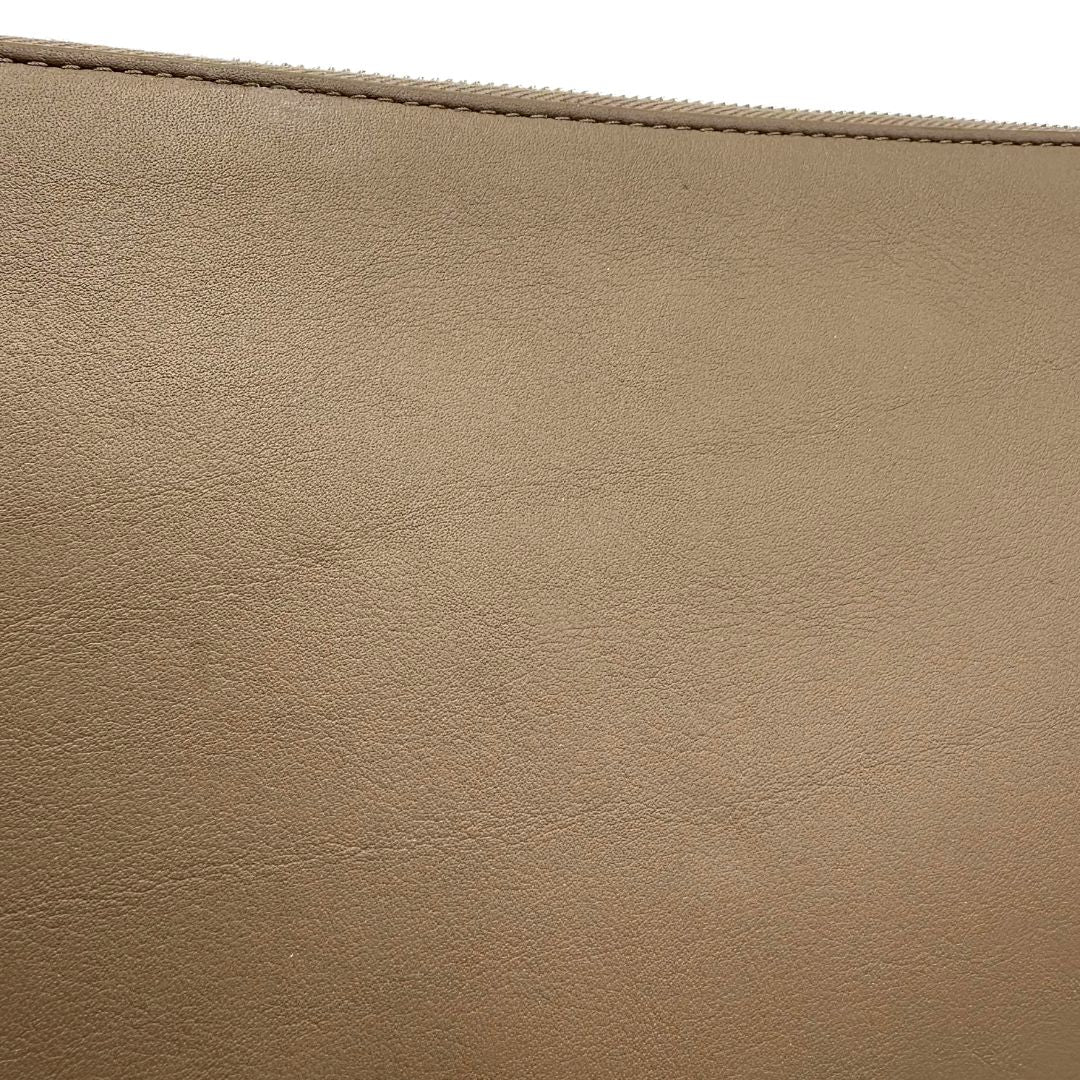 Pochette in pelle color fango con parti metalliche argentate; da portare a mano, originale, ottime condizioni, usata. 