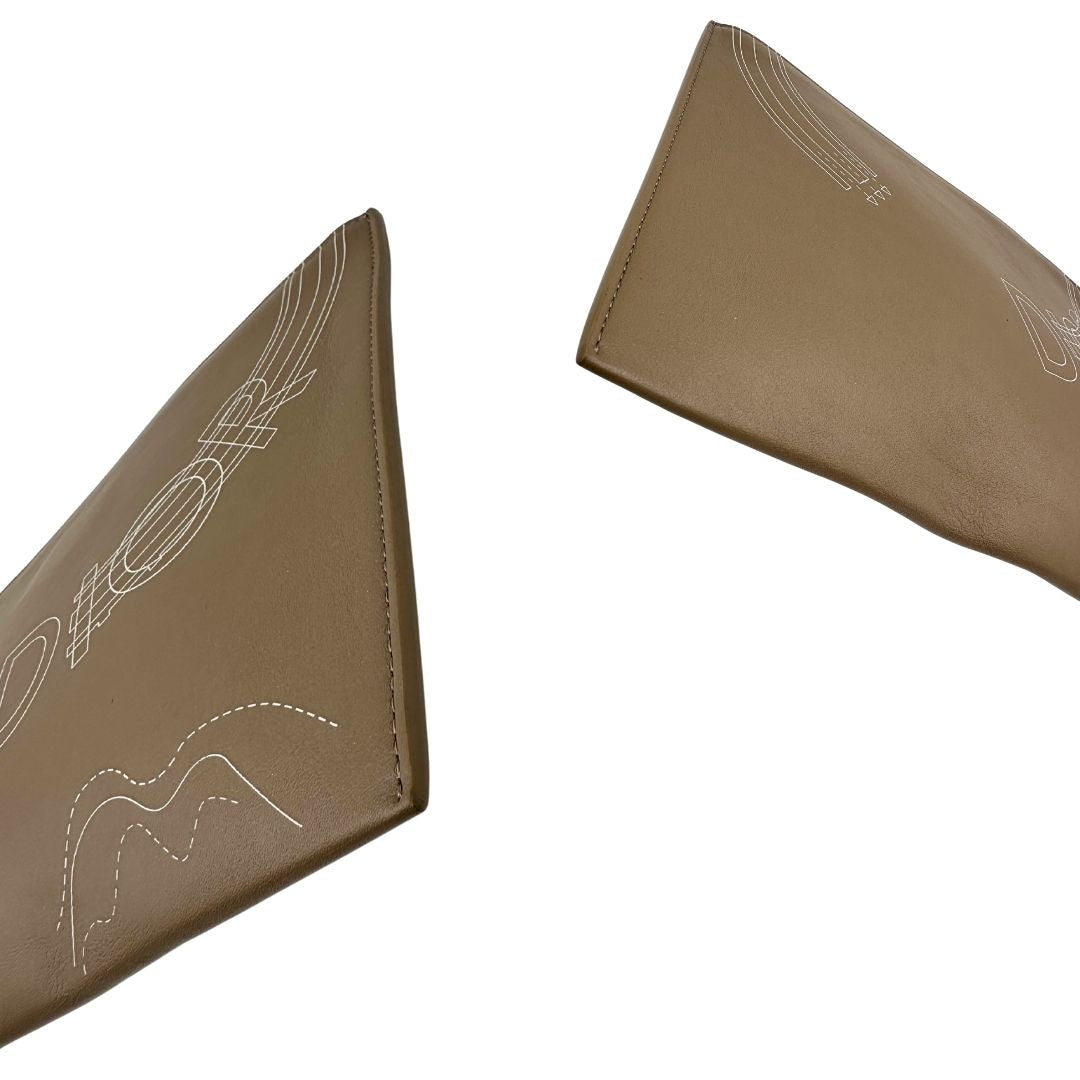 angoli Pochette in pelle color fango con parti metalliche argentate; da portare a mano, originale, ottime condizioni, usata. 