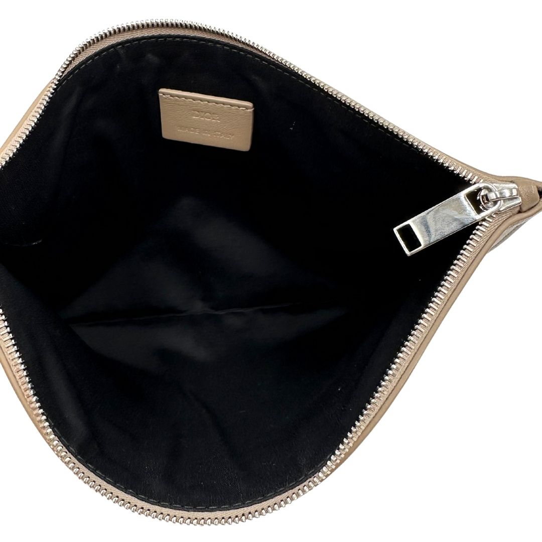 interno Pochette in pelle color fango con parti metalliche argentate; da portare a mano, originale, ottime condizioni, usata. 