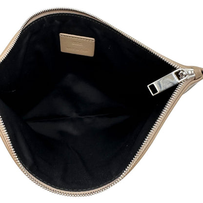 interno Pochette in pelle color fango con parti metalliche argentate; da portare a mano, originale, ottime condizioni, usata. 