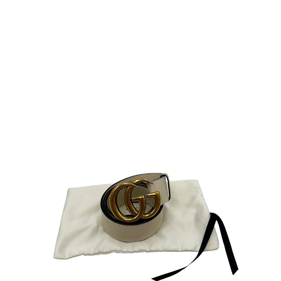  Cintura Gucci in pelle bianca con parti metalliche dorate. Completa di dustbag, di lusso, originale, eccellenti condizioni.