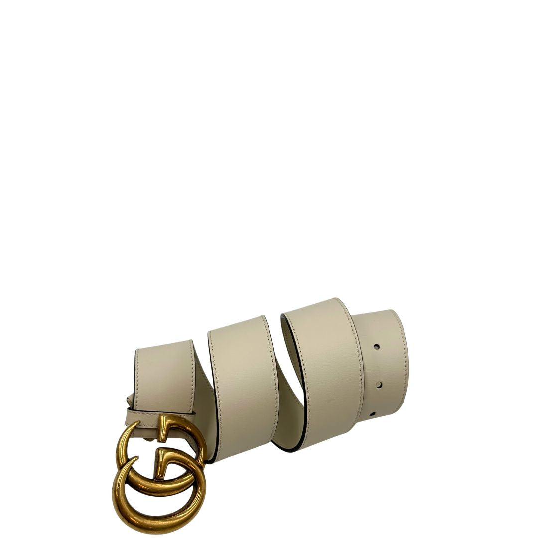  Cintura Gucci in pelle bianca con parti metalliche dorate. Completa di dustbag, di lusso, originale, eccellenti condizioni.