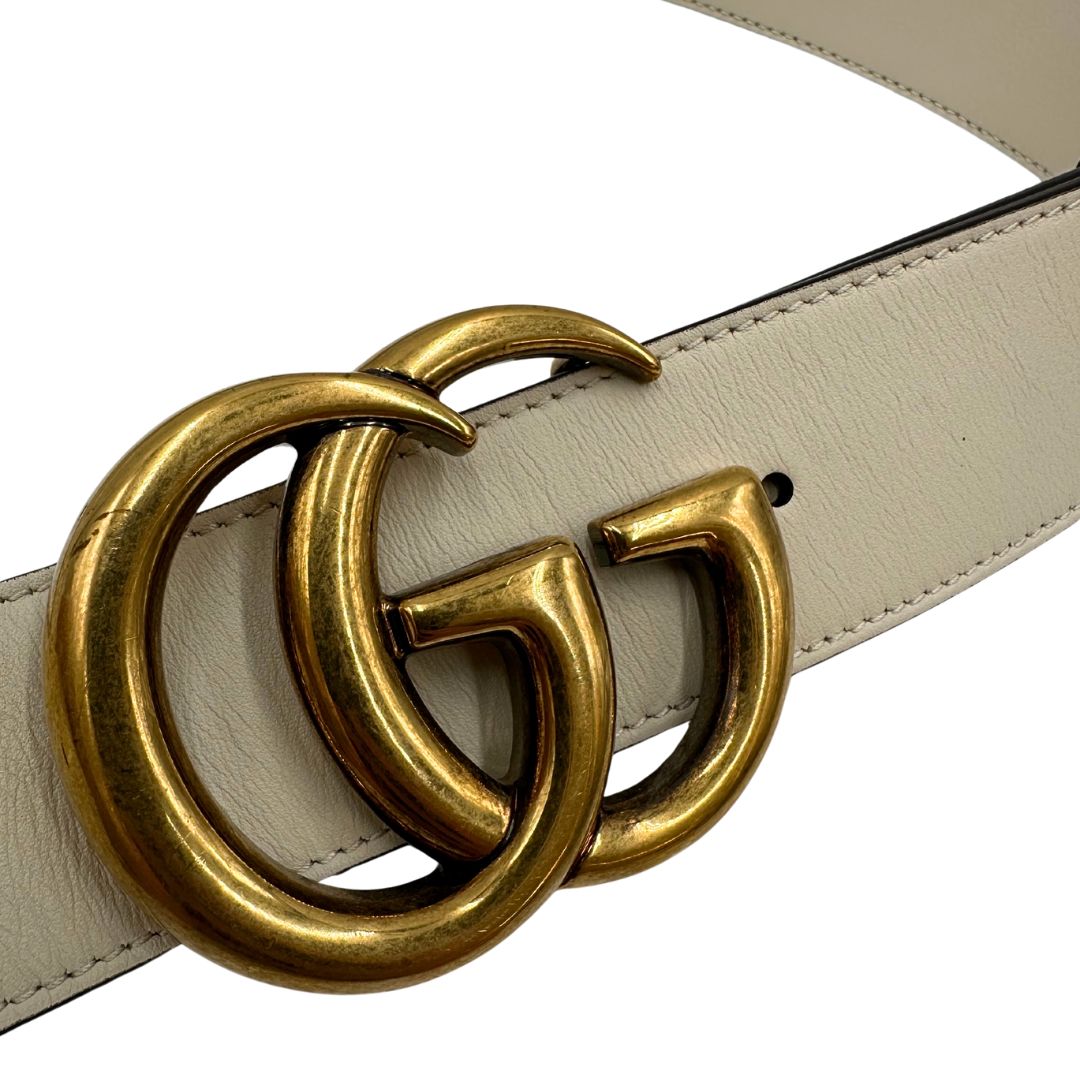  Cintura Gucci in pelle bianca con parti metalliche dorate. Completa di dustbag, di lusso, originale, eccellenti condizioni.