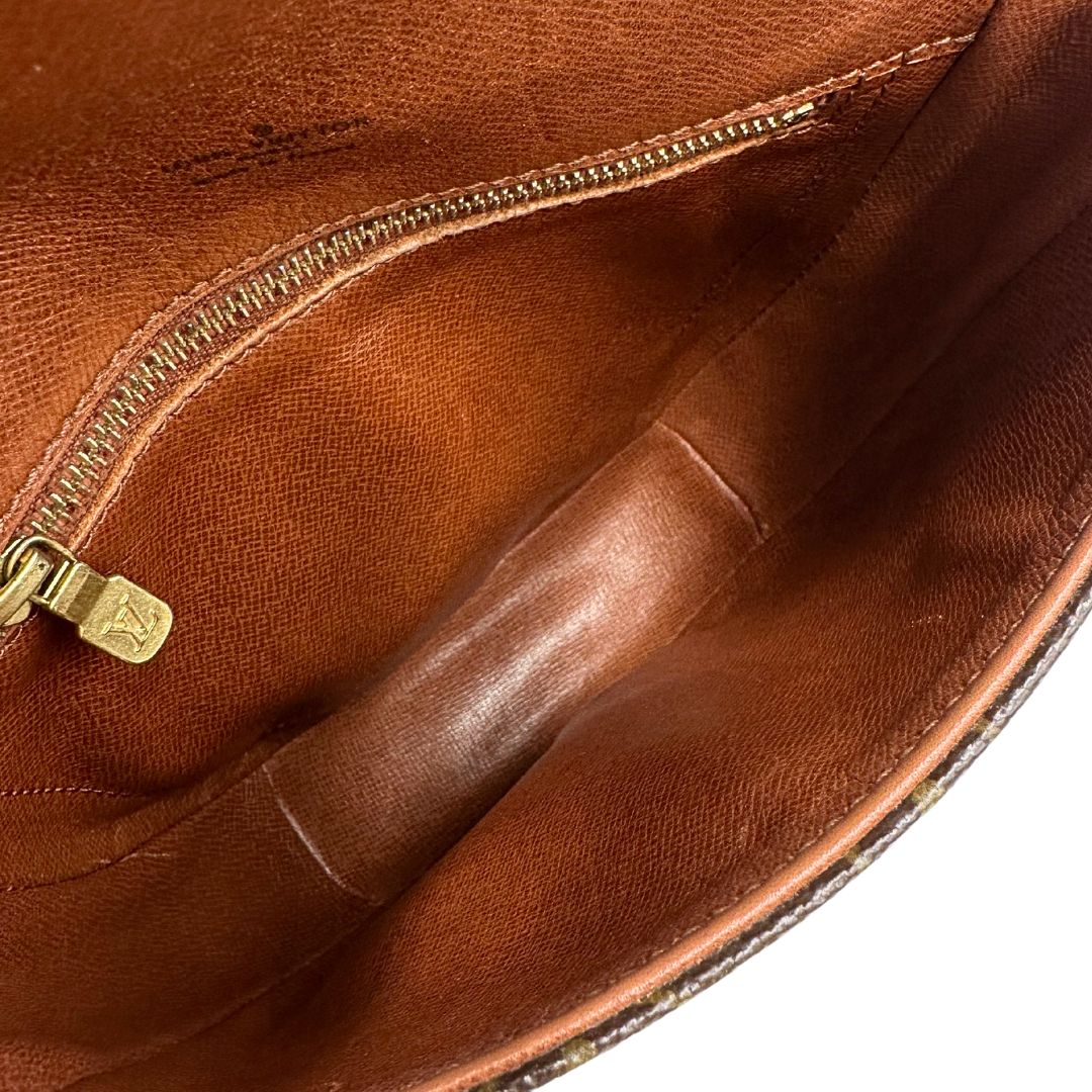 interno Borsa L.V. in canvas marrone monogram con finiture in vacchetta naturale e parti metalliche dorate; munita di una tracolla regolabile, di lusso, ottimo stato, usata. 