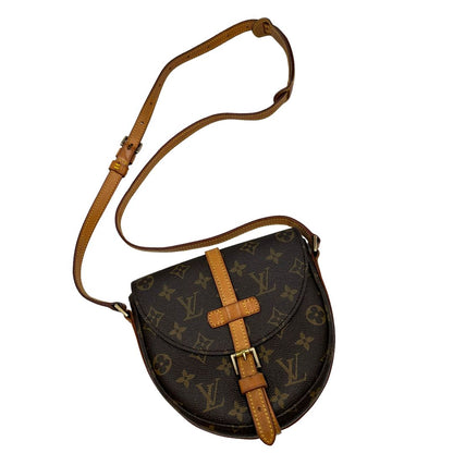 Borsa L.V. in canvas marrone monogram con finiture in vacchetta naturale e parti metalliche dorate; munita di una tracolla regolabile, di lusso, ottimo stato, usata.