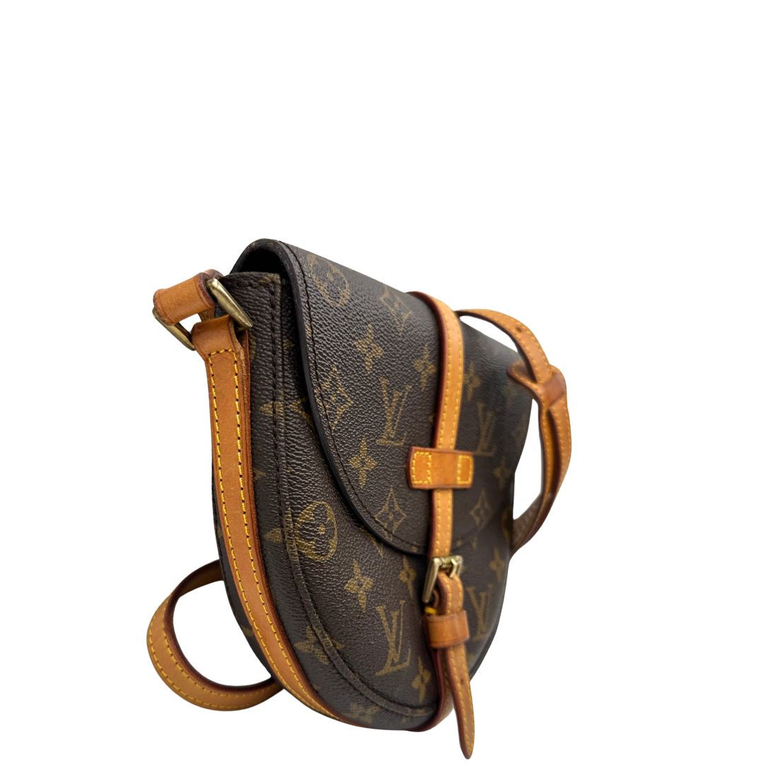 lato Borsa L.V. in canvas marrone monogram con finiture in vacchetta naturale e parti metalliche dorate; munita di una tracolla regolabile, di lusso, ottimo stato, usata. 