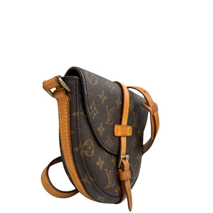 lato Borsa L.V. in canvas marrone monogram con finiture in vacchetta naturale e parti metalliche dorate; munita di una tracolla regolabile, di lusso, ottimo stato, usata. 