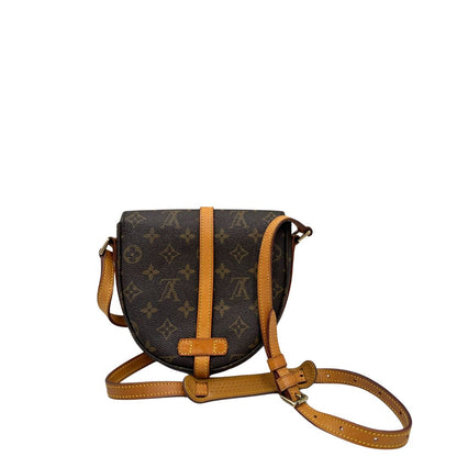 retro Borsa L.V. in canvas marrone monogram con finiture in vacchetta naturale e parti metalliche dorate; munita di una tracolla regolabile, di lusso, ottimo stato, usata. 