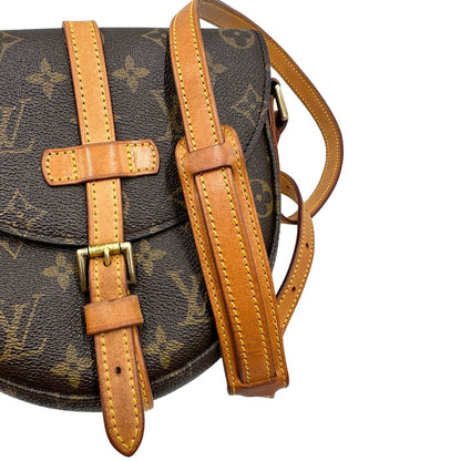 Borsa L.V. in canvas marrone monogram con finiture in vacchetta naturale e parti metalliche dorate; munita di una tracolla regolabile, di lusso, ottimo stato, usata.