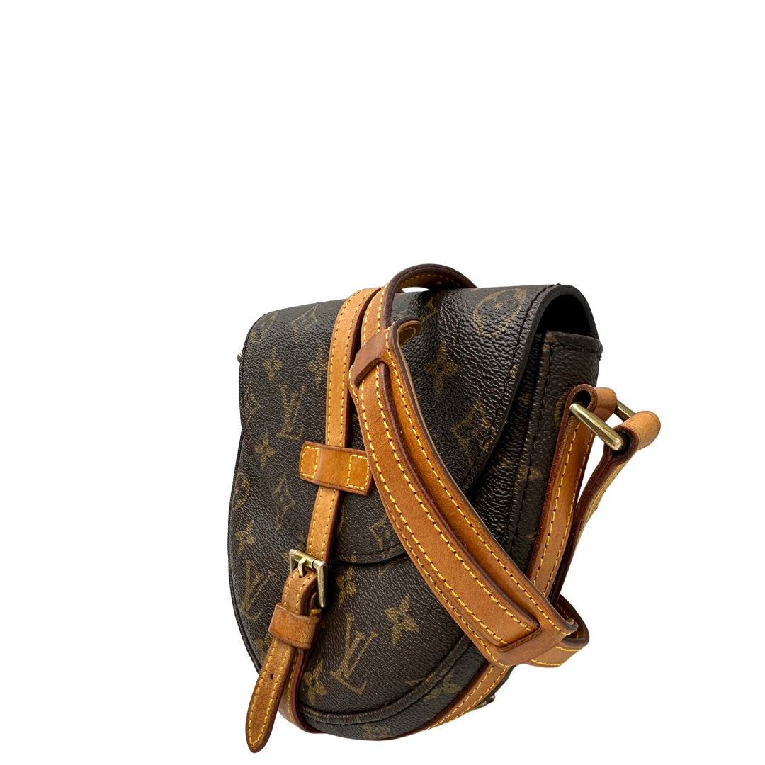 lato Borsa L.V. in canvas marrone monogram con finiture in vacchetta naturale e parti metalliche dorate; munita di una tracolla regolabile, di lusso, ottimo stato, usata. 