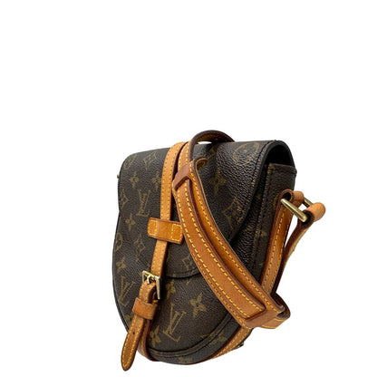 lato Borsa L.V. in canvas marrone monogram con finiture in vacchetta naturale e parti metalliche dorate; munita di una tracolla regolabile, di lusso, ottimo stato, usata. 