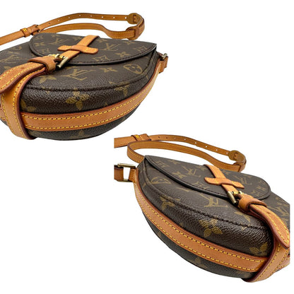 angoli Borsa L.V. in canvas marrone monogram con finiture in vacchetta naturale e parti metalliche dorate; munita di una tracolla regolabile, di lusso, ottimo stato, usata. 