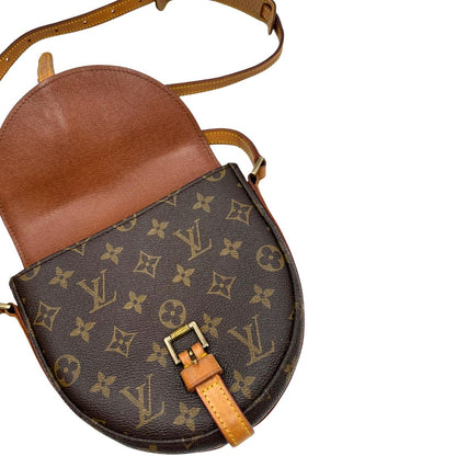 interno Borsa L.V. in canvas marrone monogram con finiture in vacchetta naturale e parti metalliche dorate; munita di una tracolla regolabile, di lusso, ottimo stato, usata. 