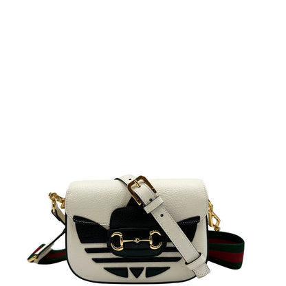 front Borsa Gucci x Adidas in pelle martellata bianca con logo Adidas e parti metalliche dorate, munita di una tracolla Web verde e rossa. Completa di corredo, di lusso, originale.